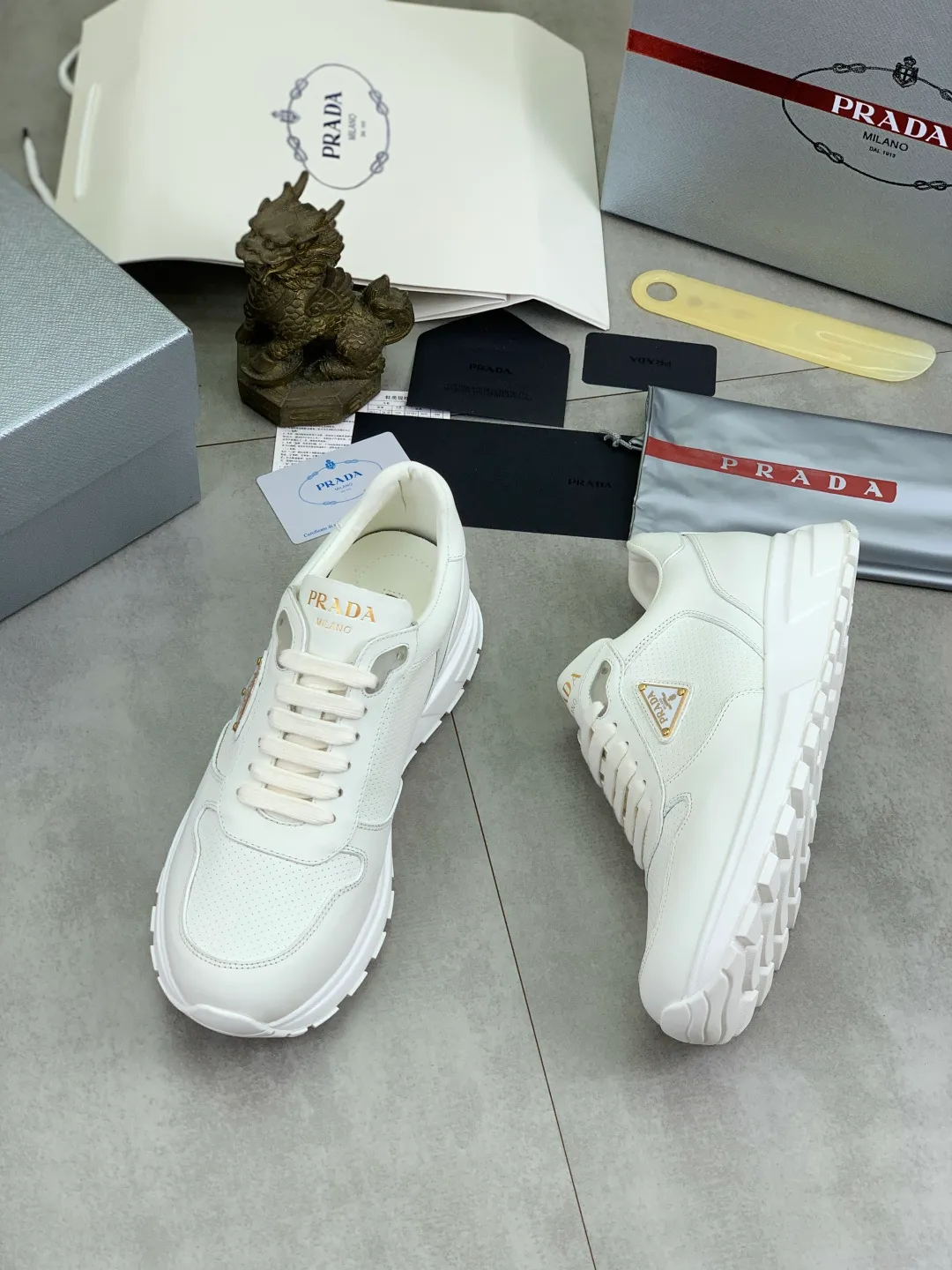Men's shoes 💰P580💰 [New style] High version official website popular models are on the market, 🆘 Trendy brand (Prada) mainly promotes popular models, avant-garde and versatile fashion men's shoes private version mold opening, cowhide surface splicing 1:1.. Fashionable and simple, original imported cowhide lining cowhide feet; the atmosphere and personality are more fashionable, eye-catching and pursuing class. It will subvert the old idea and be a must-have for fashion trendsetters with you! Must keep it for yourself! Tall and comfortable, large and low, high-end quality workmanship. Size: 38-45; 5️⃣ colors available.